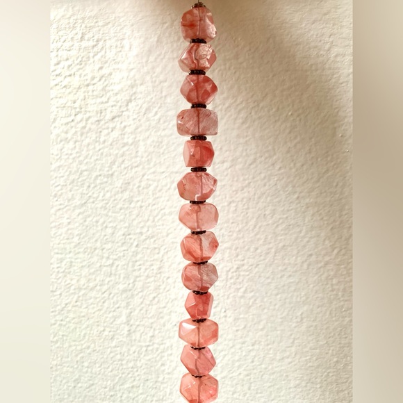 Pink strawberry quartz faceted stone beads bracelet with etched silver toggle - Picture 12 of 16